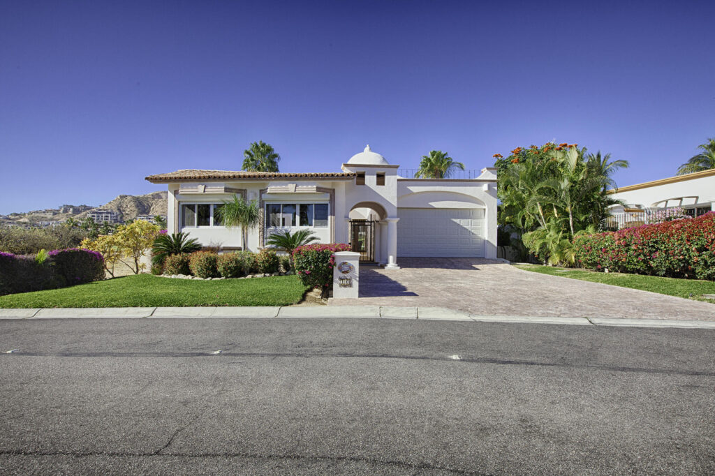 Los Cabos Luxury Oceano Baja Discover Casa Oceano, a stunning single-story fairway home in one of Los Cabos' most coveted communities. Prime location with – 10 Calle Oceano Baja, San Jose Corridor, BS