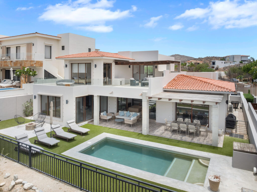 Los Cabos Luxury Los Valles An exceptional opportunity in the exclusive Los Valles community at Club Campestre San José. Perfectly positioned just steps from the iconic 17th green and only a few yards from the signature 18th hole, this beautifully furnished residence offers stunning golf course – Los Valles, San Jose del Cabo, BS